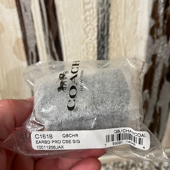 COACH Large Wireless AirPods Pro Case In Signature Canvas NEW! - Picture 9 of 9